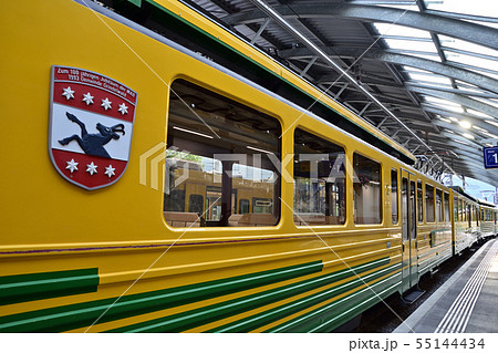 ヴェンゲン駅に停車中のヴェンゲルンアルプ鉄道 55144434