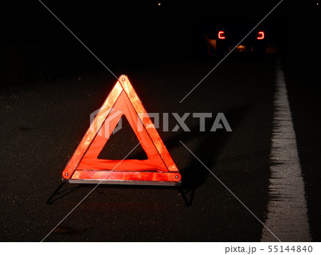 夜の三角停止表示板と故障車 夜の三角停止表示板と故障車 55144840
