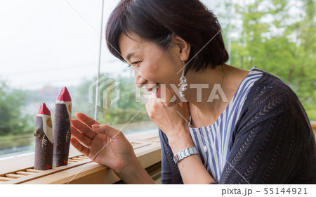 伊香保音泉 保科美術館休憩所でかわいいペアのこけしを見ているミドル女性 55144921