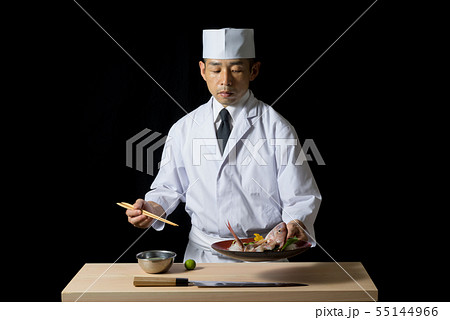 鯛の姿造りを盛り付ける板前 55144966