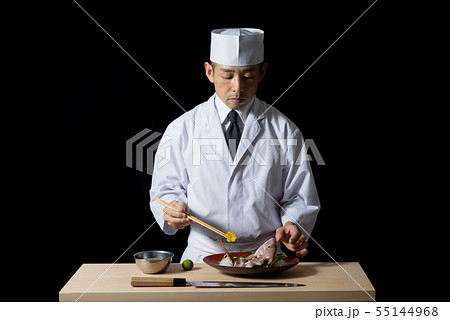 鯛の姿造りを盛り付ける板前 55144968