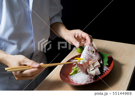 鯛の姿造りを盛り付ける板前 55144969