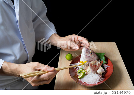 鯛の姿造りを盛り付ける板前 55144970