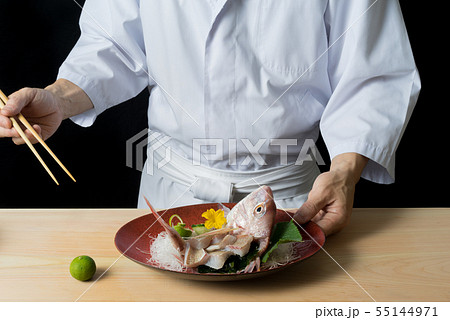 鯛の姿造りを盛り付ける板前 鯛の姿造りを盛り付ける板前 55144971