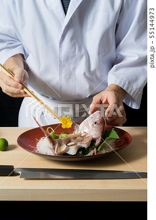 鯛の姿造りを盛り付ける板前 55144973