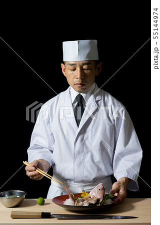 鯛の姿造りを盛り付ける板前 55144974