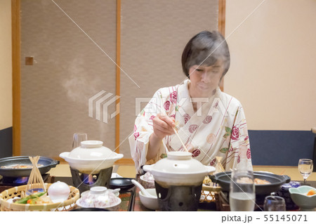 温泉旅行  夫婦旅行 温泉 食事シーン 上州牛 55145071