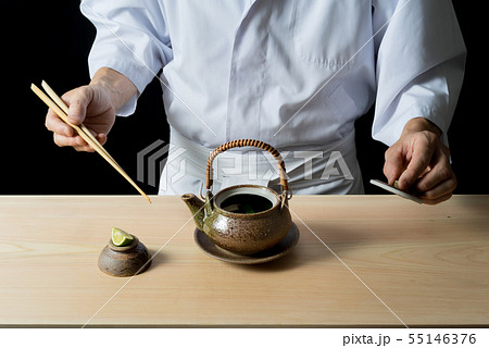 土瓶蒸しを作る板前 土瓶蒸しを作る板前 55146376