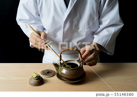 土瓶蒸しを作る板前 55146380