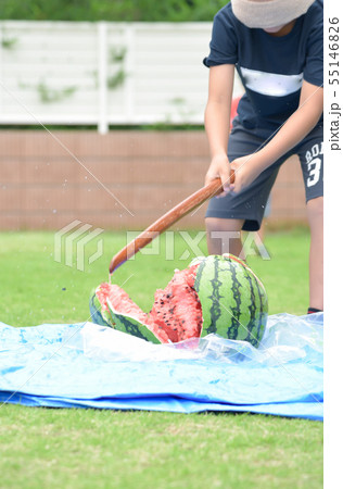 スイカ割りをする子供 55146826