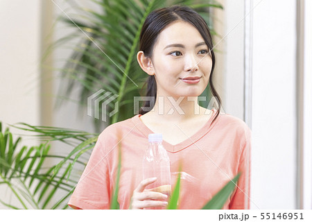 水　保湿　水分　透明感　若い女性　ペットボトル 55146951