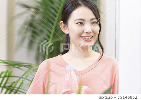 水　保湿　水分　透明感　若い女性　ペットボトル 55146952