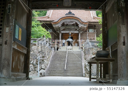 【四国八十八ヶ所】第四十三番 明石寺山門越しの本堂 愛媛県西予市 【四国八十八ヶ所】第四十三番 明石寺山門越しの本堂 愛媛県西予市 55147326