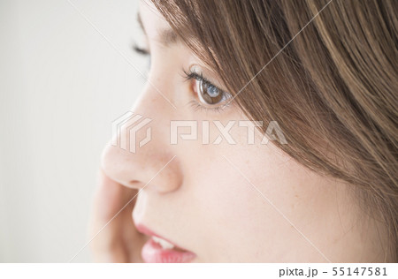 若い女性 見つめる 横顔 若い女性 見つめる 横顔 55147581