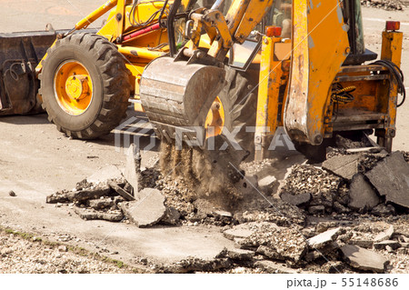 Tractor Dismantles Asphalt 55148686