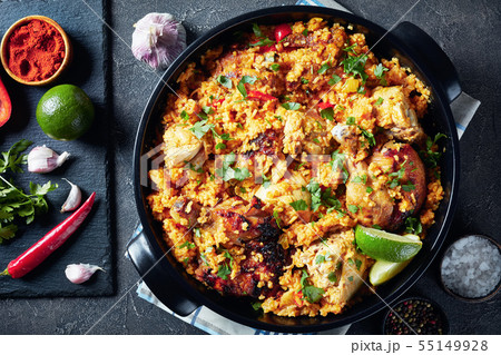 Arroz con pollo in a black saucepan 55149928