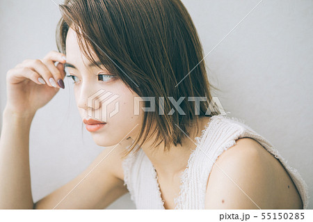 若い女性のヘアスタイルイメージ の写真素材