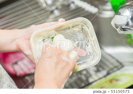 洗い物をする女性 洗い物をする女性 55150575