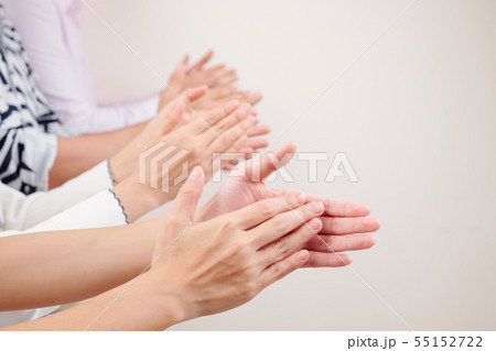People clapping hands 55152722