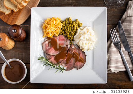 roasted beef serving with gravy sauce, mashed 55152928