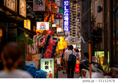 日本の東京都市景観 新橋の飲み屋街（夕方） 55152978