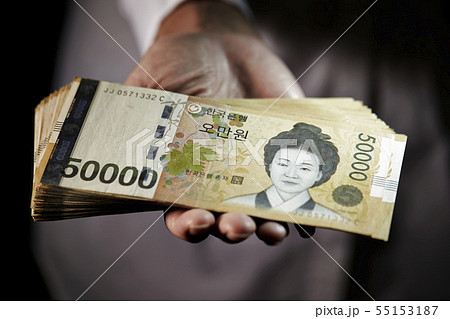 5万ウォン札の札束を数える女性　韓国経済イメージ 55153187