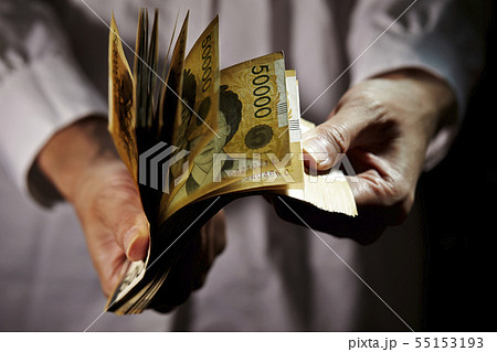 5万ウォン札の札束を数える女性　韓国経済イメージ 55153193