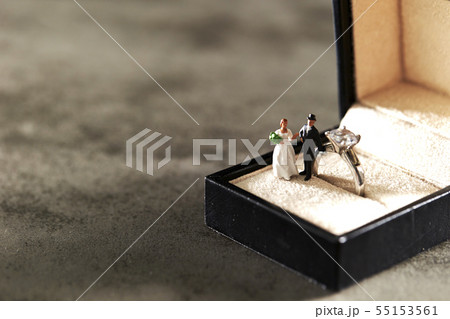 ダイヤモンドの婚約指輪と新郎新婦のミニチュアフィギュア　結婚イメージ 55153561