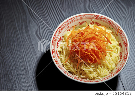 器に盛り付けられた中華麺と人参 器に盛り付けられた中華麺と人参 55154815