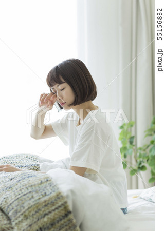 若い女性 起床 55156832