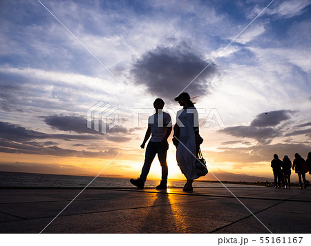 夕陽　夕暮れ　家族　恋人　友達　シルエット　カップル　海岸　散歩　silhouette 夕日　夕焼け 55161167