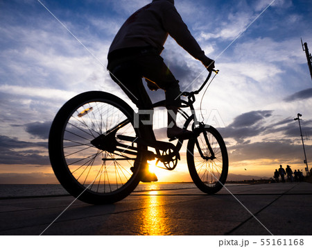 夕陽　夕暮れ　家族　恋人　友達　シルエット　カップル　海岸　散歩　silhouette 夕日　夕焼け 55161168