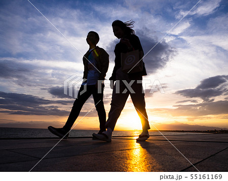夕陽　夕暮れ　家族　恋人　友達　シルエット　カップル　海岸　散歩　silhouette 夕日　夕焼け 55161169