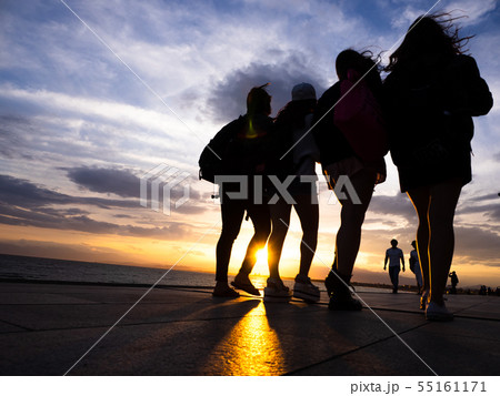 夕陽 夕暮れ 家族 恋人 友達 シルエット カップル 海岸 散歩 silhouette 夕日 夕焼け 夕陽 夕暮れ 家族 恋人 友達 シルエット カップル 海岸 散歩 silhouette 夕日 夕焼け 55161171