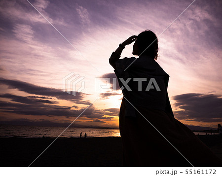 夕陽 夕暮れ 家族 恋人 友達 シルエット カップル 海岸 散歩 silhouette 夕日 夕焼け 夕陽 夕暮れ 家族 恋人 友達 シルエット カップル 海岸 散歩 silhouette 夕日 夕焼け 55161172