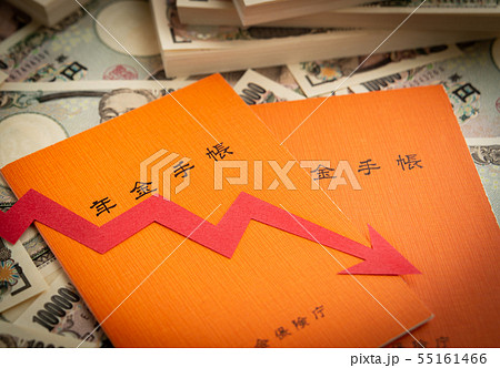 年金手帳 グラフ 下降 紙幣 一万円札 自助努力 年金給付 公的年金 受給開始年齢 老後資金 2冊 年金手帳 グラフ 下降 紙幣 一万円札 自助努力 年金給付 公的年金 受給開始年齢 老後資金 2冊 55161466