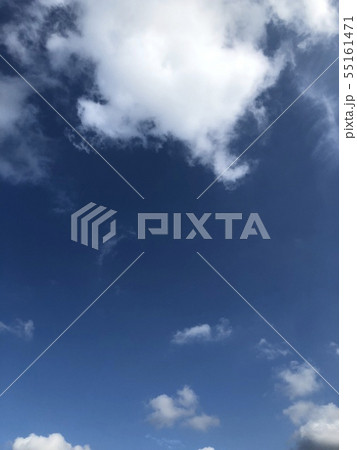晴れた日の空と雲 晴れた日の空と雲 55161471