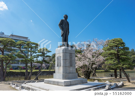 若槻礼次郎の銅像 桜のころの写真素材