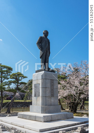 若槻礼次郎の銅像 桜のころの写真素材