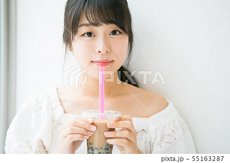 タピオカミルクティーと若い女の子 55163287