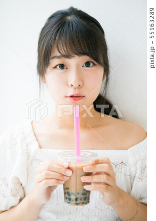 タピオカミルクティーと若い女の子 55163289