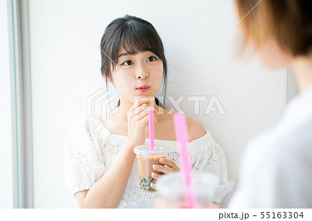 タピオカミルクティーを飲む若い女の子達 55163304