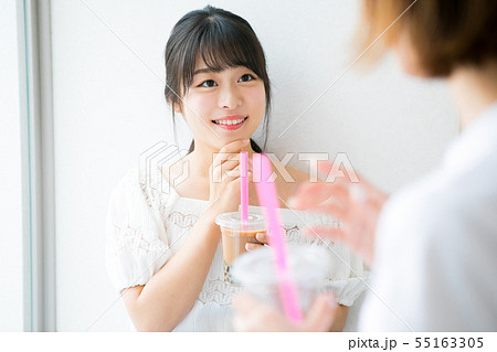 タピオカミルクティーを飲む若い女の子達 タピオカミルクティーを飲む若い女の子達 55163305