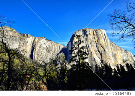 花崗岩としては世界最大の一枚岩エルキャピタンの写真素材