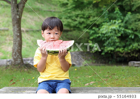 スイカと子供 55164933