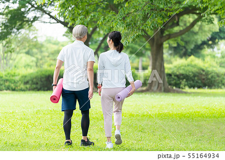 ヨガ 美容 屋外 ミドル夫婦 カップル エクササイズイメージ 55164934