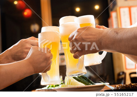 居酒屋でビールで乾杯をするイメージ 霜あり の写真素材