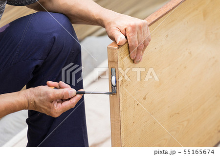 内装工事　引き戸の戸車を調整する建具職人 55165674