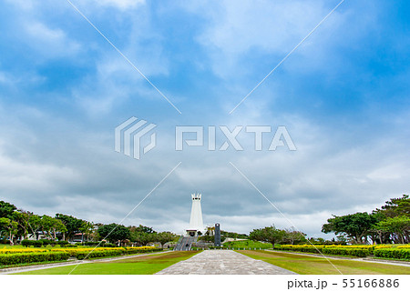 沖縄県 沖縄平和祈念公園 沖縄平和祈念堂へ向かう道の写真素材