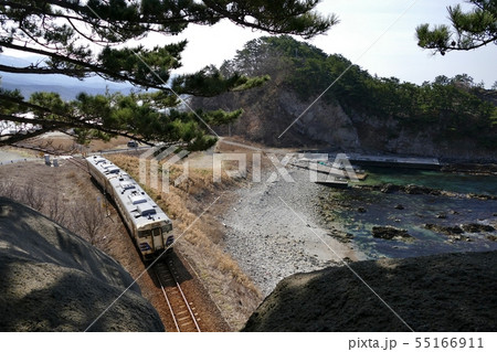 《五能線が走る風景　(晴れ)》青森県深浦町 55166911